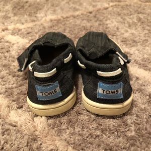 ❌SOLD❌ TOMS boys toddler shoes, size 7, dark gray